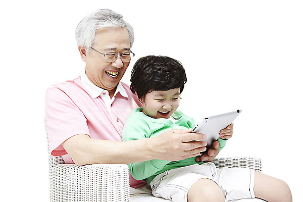 포토 JPG 라이프스타일 응시 할아버지 노년 남자 행복 어린이 의자 가족 손자 미소 웃음 들기 누끼 사람 앉기 동양인 소년 성인 취미 두명 옆모습 태블릿 화목 한국인 웹서핑 60대 남자만 국내포토 시선 감정 뷰포인트 가구 컨셉 관계 모션 표정 인종 생활 전자제품 스마트기기 손주 파일형식