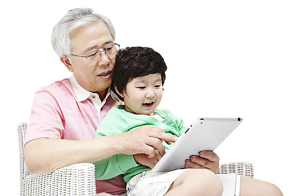 포토 JPG 라이프스타일 응시 할아버지 노년 남자 행복 어린이 의자 가족 손자 미소 웃음 들기 누끼 사람 앉기 동양인 소년 성인 취미 두명 옆모습 태블릿 화목 한국인 웹서핑 60대 남자만 국내포토 시선 감정 뷰포인트 가구 컨셉 관계 모션 표정 인종 생활 전자제품 스마트기기 손주 파일형식