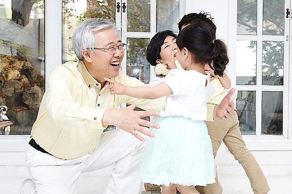 포토 JPG 주간 라이프스타일 여자 할아버지 노년 남자 행복 할머니 어린이 창문 가족 안기 포옹 손자 손녀 실내 서기 미소 웃음 사람 동양인 소녀 소년 여러명 성인 화목 한국인 60대 국내포토 자연요소 감정 다수 컨셉 관계 모션 표정 인종 내부 생활 손주 파일형식