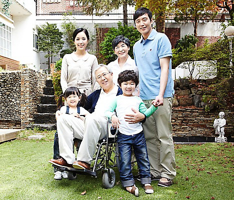 포토 JPG 주간 전신 라이프스타일 여자 할아버지 노년 남자 딸 아들 할머니 어린이 가족 엄마 손자 손녀 대가족 서기 미소 웃음 사람 앉기 동양인 소녀 소년 잔디 여러명 성인 야외 앞모습 30대 실버라이프 노후 부모 한국인 자녀 도움 아빠 보호 60대 복지 손주 며느리 휠체어 노인복지 요양 요양원 노인요양 돌봄서비스 돌보미 국내포토 자연요소 식물 직업 뷰포인트 다수 컨셉 관계 모션 표정 인종 생활 장년 간호 사회이슈 서비스 파일형식