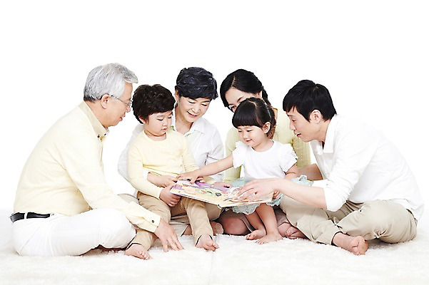 포토 JPG 전신 라이프스타일 응시 여자 할아버지 노년 남자 딸 행복 아들 할머니 어린이 거실 가족 엄마 손자 손녀 대가족 미소 웃음 들기 누끼 사람 앉기 동양인 소녀 소년 여러명 성인 취미 앞모습 책 30대 부모 독서 화목 카펫 한국인 자녀 아빠 60대 며느리 가족사진 동화책 국내포토 시선 감정 뷰포인트 다수 컨셉 관계 모션 표정 인종 생활 장년 손주 파일형식 단체사진
