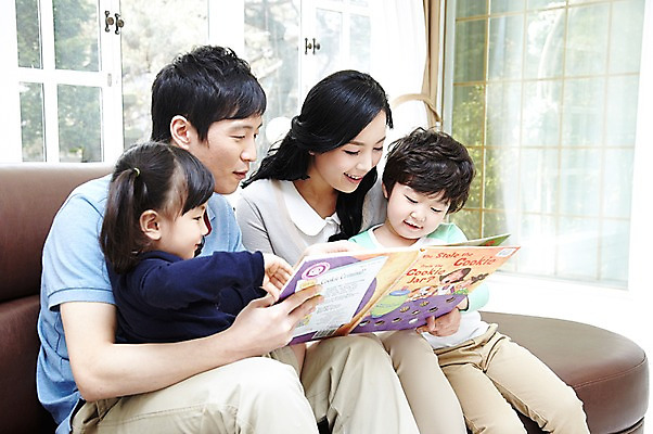 포토 JPG 주간 라이프스타일 응시 여자 남자 딸 행복 아들 어린이 거실 의자 창문 가족 엄마 실내 미소 웃음 들기 사람 앉기 동양인 소녀 소년 여러명 성인 취미 책 30대 부모 소파 독서 화목 한국인 자녀 아빠 동화책 국내포토 자연요소 시선 감정 가구 다수 컨셉 관계 모션 표정 인종 내부 생활 장년 파일형식