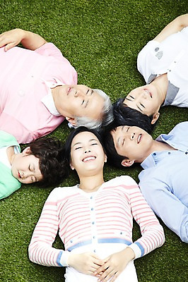 포토 JPG 주간 라이프스타일 여자 할아버지 노년 남자 행복 아들 할머니 어린이 가족 엄마 손자 휴식 대가족 미소 웃음 사람 동양인 소년 잔디 여러명 상반신 성인 야외 앞모습 30대 부모 하이앵글 눕기 소풍 눈감음 화목 한국인 자녀 아빠 60대 며느리 가족사진 국내포토 자연요소 식물 감정 뷰포인트 다수 컨셉 관계 모션 표정 인종 생활 장년 야외활동 손주 파일형식 단체사진