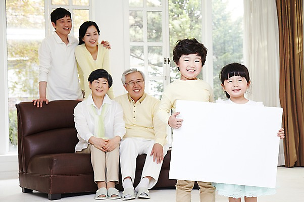 포토 JPG 주간 라이프스타일 배너 여자 할아버지 노년 남자 딸 행복 아들 할머니 어린이 거실 의자 창문 가족 엄마 손자 손녀 대가족 사각프레임 광고판 실내 서기 미소 웃음 들기 사람 앉기 동양인 소녀 소년 여러명 성인 앞모습 아웃포커스 30대 부모 소파 화목 한국인 자녀 아빠 60대 알림 며느리 가족사진 국내포토 자연요소 감정 뷰포인트 가구 다수 컨셉 관계 모션 프레임 알림판 촬영기법 표정 인종 내부 생활 장년 사각형 손주 판 파일형식 단체사진