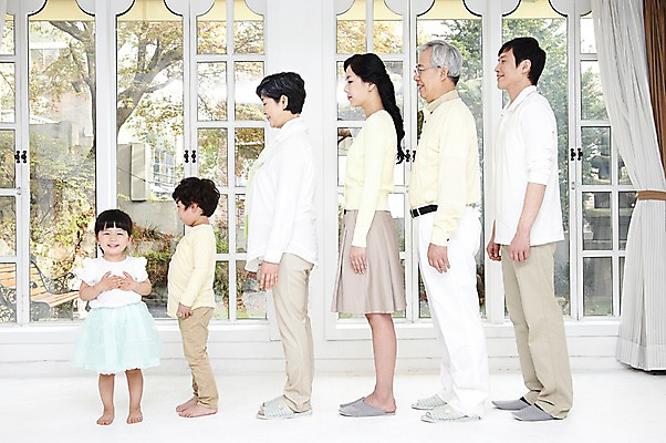 포토 JPG 주간 전신 라이프스타일 여자 할아버지 노년 남자 딸 행복 아들 할머니 어린이 포즈 거실 창문 가족 엄마 손자 손녀 대가족 실내 서기 미소 웃음 사람 동양인 소녀 소년 여러명 성인 앞모습 옆모습 30대 부모 화목 카펫 한국인 자녀 아빠 60대 며느리 가족사진 일렬 국내포토 자연요소 감정 뷰포인트 다수 컨셉 관계 모션 표정 인종 내부 생활 장년 손주 파일형식 단체사진