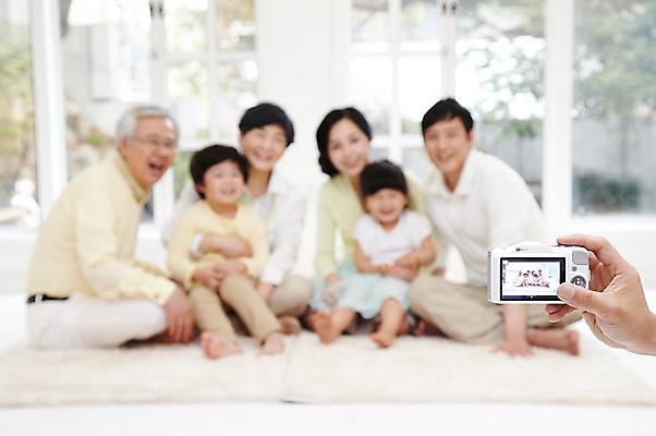 포토 JPG 주간 전신 라이프스타일 손 여자 할아버지 노년 남자 딸 행복 아들 할머니 어린이 거실 창문 가족 엄마 손자 손녀 대가족 실내 미소 웃음 들기 사람 앉기 동양인 소녀 소년 여러명 성인 앞모습 아웃포커스 30대 부모 카메라 사진촬영 촬영 화목 카펫 한국인 자녀 아빠 60대 며느리 가족사진 단체사진 국내포토 자연요소 감정 뷰포인트 다수 컨셉 관계 모션 촬영기법 표정 인종 내부 생활 신체부위 장년 전자제품 손주 기념사진 파일형식