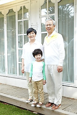 포토 JPG 주간 전신 라이프스타일 여자 할아버지 노년 남자 행복 할머니 어린이 창문 가족 손자 서기 미소 웃음 사람 동양인 소년 잔디 성인 취미 야외 앞모습 세명 정원 화목 한국인 60대 국내포토 자연요소 식물 감정 뷰포인트 컨셉 관계 모션 표정 인종 생활 손주 파일형식