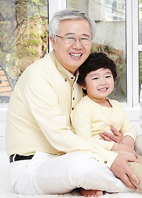 포토 JPG 주간 라이프스타일 할아버지 노년 남자 행복 어린이 창문 가족 손자 실내 미소 웃음 사람 앉기 동양인 소년 성인 두명 화목 한국인 60대 남자만 국내포토 자연요소 감정 컨셉 관계 모션 표정 인종 내부 생활 손주 파일형식