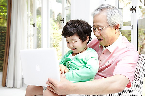 포토 JPG 주간 라이프스타일 응시 할아버지 노년 남자 행복 어린이 의자 창문 가족 손자 실내 미소 웃음 사람 앉기 동양인 소년 성인 취미 두명 옆모습 노트북 컴퓨터 화목 한국인 웹서핑 60대 남자만 국내포토 자연요소 시선 감정 뷰포인트 가구 컨셉 관계 모션 표정 인종 내부 생활 전자제품 손주 파일형식