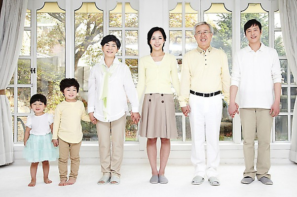 포토 JPG 주간 전신 라이프스타일 여자 할아버지 노년 남자 딸 행복 아들 할머니 어린이 포즈 거실 창문 가족 엄마 손자 손녀 대가족 실내 서기 미소 웃음 사람 동양인 소녀 소년 여러명 성인 앞모습 30대 부모 손잡기 화목 카펫 한국인 자녀 아빠 60대 며느리 가족사진 일렬 국내포토 자연요소 감정 뷰포인트 다수 컨셉 관계 모션 표정 인종 내부 생활 장년 손주 파일형식 단체사진