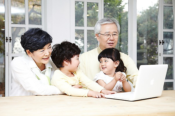 포토 JPG 주간 라이프스타일 응시 여자 할아버지 노년 남자 행복 할머니 어린이 창문 가족 탁자 손자 손녀 실내 미소 웃음 사람 동양인 소녀 소년 여러명 상반신 성인 취미 노트북 컴퓨터 화목 한국인 웹서핑 60대 평생교육 국내포토 자연요소 시선 교육 감정 가구 다수 컨셉 관계 표정 인종 내부 생활 전자제품 손주 파일형식