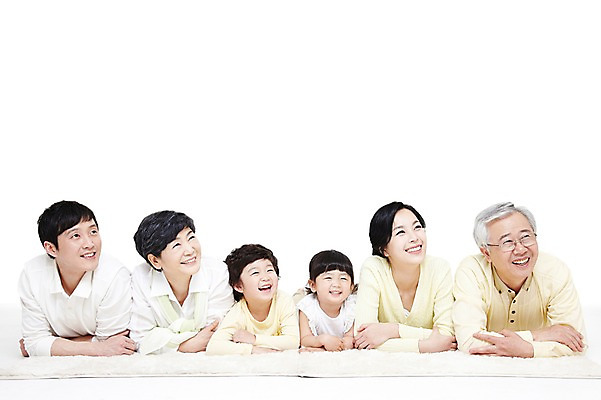 포토 JPG 라이프스타일 응시 여자 할아버지 노년 남자 딸 행복 아들 할머니 어린이 엎드리기 포즈 가족 엄마 손자 손녀 대가족 미소 웃음 누끼 사람 동양인 소녀 소년 여러명 상반신 성인 앞모습 30대 부모 화목 카펫 한국인 자녀 아빠 60대 며느리 가족사진 일렬 국내포토 시선 감정 뷰포인트 다수 컨셉 관계 모션 표정 인종 생활 장년 손주 파일형식 단체사진