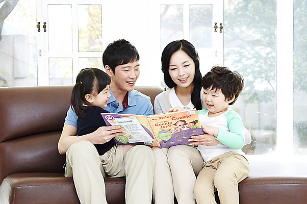 포토 JPG 주간 라이프스타일 응시 여자 남자 딸 행복 아들 어린이 거실 의자 창문 가족 엄마 실내 미소 웃음 들기 사람 앉기 동양인 소녀 소년 여러명 성인 취미 앞모습 책 30대 부모 소파 독서 화목 한국인 자녀 아빠 동화책 국내포토 자연요소 시선 감정 뷰포인트 가구 다수 컨셉 관계 모션 표정 인종 내부 생활 장년 파일형식