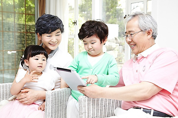 포토 JPG 주간 라이프스타일 응시 여자 할아버지 노년 남자 행복 할머니 어린이 의자 창문 가족 손자 손녀 실내 서기 미소 웃음 들기 사람 앉기 동양인 소녀 소년 여러명 성인 취미 태블릿 화목 한국인 웹서핑 60대 국내포토 자연요소 시선 감정 가구 다수 컨셉 관계 모션 표정 인종 내부 생활 전자제품 스마트기기 손주 파일형식