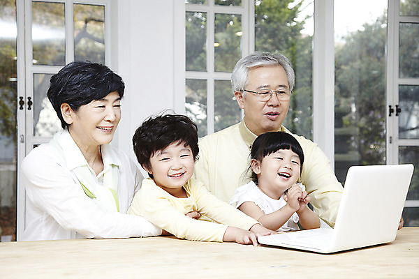 포토 JPG 주간 라이프스타일 응시 여자 할아버지 노년 남자 행복 할머니 어린이 창문 가족 탁자 손자 손녀 실내 미소 웃음 사람 동양인 소녀 소년 여러명 상반신 성인 취미 노트북 컴퓨터 화목 한국인 웹서핑 60대 평생교육 국내포토 자연요소 시선 교육 감정 가구 다수 컨셉 관계 표정 인종 내부 생활 전자제품 손주 파일형식