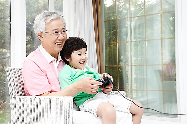 포토 JPG 주간 라이프스타일 응시 할아버지 노년 남자 행복 어린이 의자 창문 가족 놀이 손자 실내 미소 웃음 들기 사람 앉기 동양인 경기 소년 성인 취미 두명 옆모습 화목 한국인 게임 60대 게임기 조이스틱 남자만 국내포토 자연요소 시선 감정 스포츠 뷰포인트 가구 컨셉 관계 모션 표정 인종 내부 생활 손주 파일형식