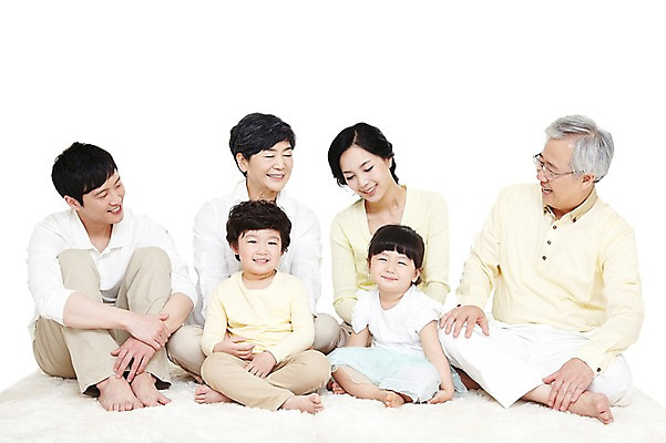 포토 JPG 전신 라이프스타일 여자 할아버지 노년 남자 딸 행복 아들 할머니 어린이 가족 엄마 손자 손녀 대가족 미소 웃음 누끼 사람 앉기 동양인 소녀 소년 여러명 성인 앞모습 30대 부모 화목 카펫 한국인 자녀 아빠 60대 며느리 가족사진 국내포토 감정 뷰포인트 다수 컨셉 관계 모션 표정 인종 생활 장년 손주 파일형식 단체사진