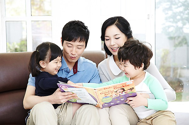 포토 JPG 주간 라이프스타일 응시 여자 남자 딸 행복 아들 어린이 거실 의자 창문 가족 엄마 실내 미소 웃음 들기 사람 앉기 동양인 소녀 소년 여러명 성인 취미 앞모습 책 30대 부모 소파 독서 화목 한국인 자녀 아빠 동화책 국내포토 자연요소 시선 감정 뷰포인트 가구 다수 컨셉 관계 모션 표정 인종 내부 생활 장년 파일형식