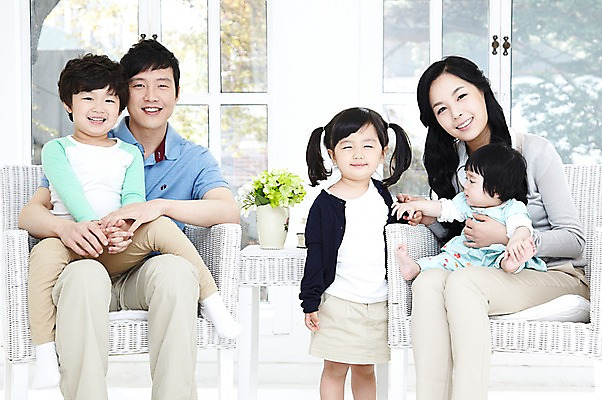 포토 JPG 주간 라이프스타일 여자 남자 딸 행복 아들 어린이 거실 의자 창문 가족 탁자 엄마 실내 서기 미소 웃음 사람 앉기 동양인 소녀 소년 여러명 성인 취미 앞모습 30대 부모 꽃병 화목 한국인 자녀 아기 아빠 국내포토 자연요소 꽃 감정 뷰포인트 가구 다수 컨셉 관계 모션 표정 인종 내부 생활 장년 파일형식