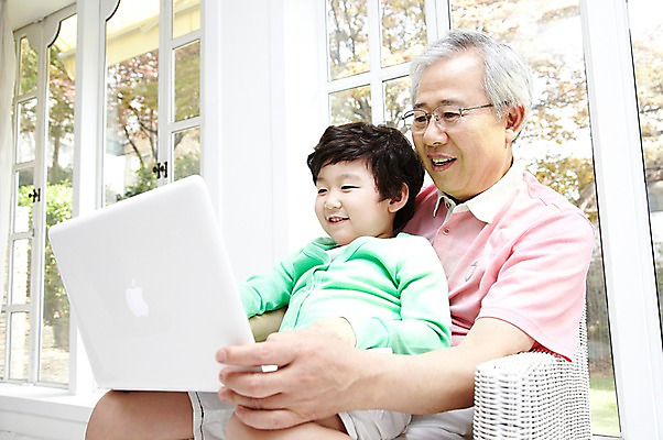 포토 JPG 주간 라이프스타일 응시 할아버지 노년 남자 행복 어린이 의자 창문 가족 손자 실내 미소 웃음 사람 앉기 동양인 소년 성인 취미 두명 옆모습 노트북 컴퓨터 화목 한국인 웹서핑 60대 남자만 국내포토 자연요소 시선 감정 뷰포인트 가구 컨셉 관계 모션 표정 인종 내부 생활 전자제품 손주 파일형식