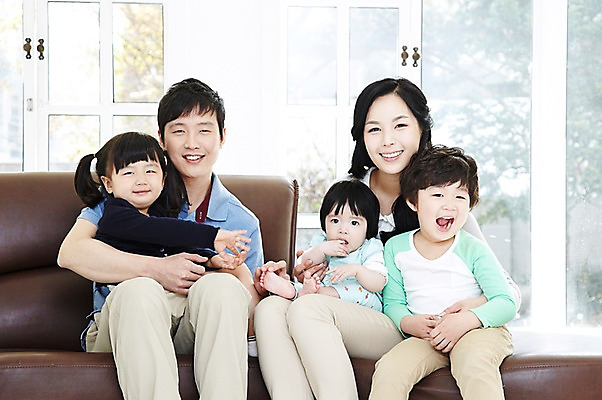 포토 JPG 주간 라이프스타일 여자 남자 딸 행복 아들 어린이 거실 의자 창문 가족 엄마 실내 미소 웃음 사람 앉기 동양인 소녀 소년 여러명 성인 취미 앞모습 30대 부모 소파 화목 한국인 자녀 아기 아빠 국내포토 자연요소 감정 뷰포인트 가구 다수 컨셉 관계 모션 표정 인종 내부 생활 장년 파일형식