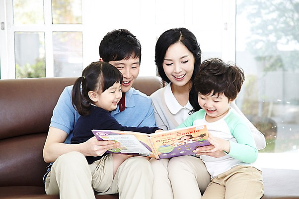 포토 JPG 주간 라이프스타일 응시 여자 남자 딸 행복 아들 어린이 거실 의자 창문 가족 엄마 실내 미소 웃음 들기 사람 앉기 동양인 소녀 소년 여러명 성인 취미 앞모습 책 30대 부모 소파 독서 화목 한국인 자녀 아빠 동화책 국내포토 자연요소 시선 감정 뷰포인트 가구 다수 컨셉 관계 모션 표정 인종 내부 생활 장년 파일형식