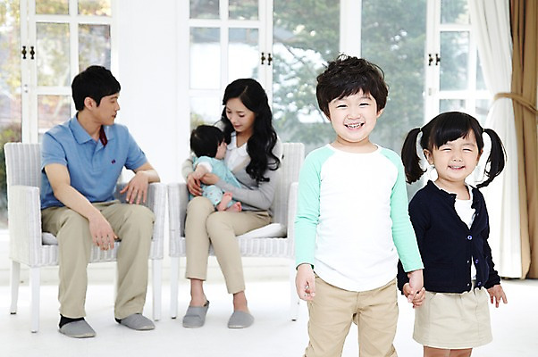 포토 JPG 주간 라이프스타일 여자 남자 딸 행복 아들 어린이 거실 의자 창문 가족 엄마 실내 남매 서기 미소 웃음 사람 앉기 동양인 소녀 소년 여러명 성인 앞모습 아웃포커스 30대 부모 손잡기 화목 한국인 자녀 아기 아빠 국내포토 자연요소 감정 뷰포인트 가구 다수 컨셉 관계 모션 촬영기법 표정 인종 내부 생활 장년 파일형식