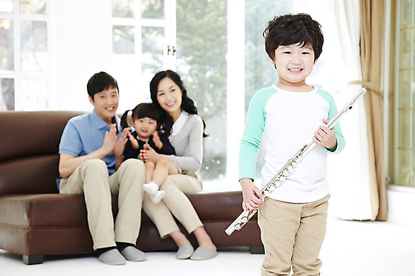 포토 JPG 주간 라이프스타일 여자 남자 딸 행복 아들 어린이 악기 연주 거실 의자 창문 가족 엄마 실내 관악기 서기 미소 웃음 들기 사람 앉기 동양인 소녀 소년 여러명 성인 앞모습 아웃포커스 30대 부모 소파 화목 한국인 자녀 아빠 플루트 박수 국내포토 자연요소 감정 음악 뷰포인트 가구 다수 컨셉 관계 모션 촬영기법 표정 인종 손짓 내부 생활 장년 파일형식