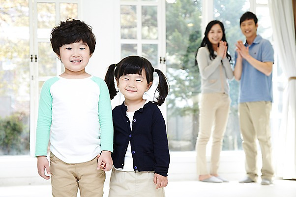 포토 JPG 주간 라이프스타일 여자 남자 딸 행복 아들 어린이 거실 창문 가족 엄마 실내 남매 서기 미소 웃음 사람 동양인 소녀 소년 여러명 성인 앞모습 아웃포커스 30대 부모 손잡기 화목 한국인 자녀 아빠 국내포토 자연요소 감정 뷰포인트 다수 컨셉 관계 모션 촬영기법 표정 인종 내부 생활 장년 파일형식