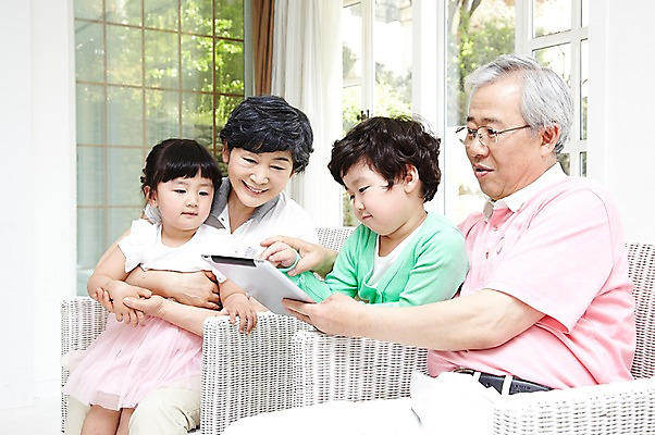 포토 JPG 주간 라이프스타일 응시 여자 할아버지 노년 남자 행복 할머니 어린이 의자 창문 가족 손자 손녀 실내 미소 웃음 들기 사람 앉기 동양인 소녀 소년 여러명 성인 취미 태블릿 화목 한국인 웹서핑 60대 국내포토 자연요소 시선 감정 가구 다수 컨셉 관계 모션 표정 인종 내부 생활 전자제품 스마트기기 손주 파일형식