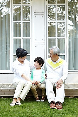 포토 JPG 주간 전신 라이프스타일 여자 할아버지 노년 남자 행복 할머니 어린이 창문 가족 손자 미소 웃음 사람 앉기 동양인 소년 잔디 성인 취미 야외 앞모습 세명 정원 화목 한국인 60대 국내포토 자연요소 식물 감정 뷰포인트 컨셉 관계 모션 표정 인종 생활 손주 파일형식