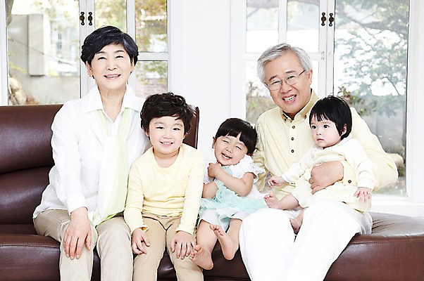 포토 JPG 주간 라이프스타일 여자 할아버지 노년 남자 행복 할머니 어린이 의자 창문 가족 안기 손자 손녀 실내 미소 웃음 사람 앉기 동양인 소녀 소년 여러명 성인 취미 앞모습 소파 화목 한국인 아기 60대 가족사진 국내포토 자연요소 감정 뷰포인트 가구 다수 컨셉 관계 모션 표정 인종 내부 생활 손주 파일형식 단체사진