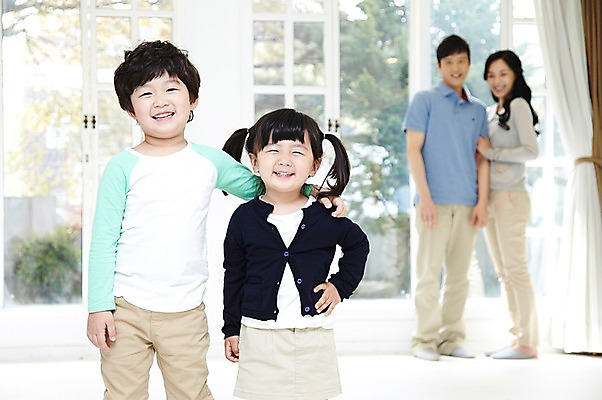 포토 JPG 주간 라이프스타일 여자 남자 딸 행복 아들 어린이 거실 창문 가족 엄마 어깨동무 실내 남매 서기 미소 웃음 사람 동양인 소녀 소년 여러명 성인 앞모습 아웃포커스 30대 부모 화목 한국인 자녀 아빠 국내포토 자연요소 감정 뷰포인트 포즈 다수 컨셉 관계 모션 촬영기법 표정 인종 내부 생활 장년 파일형식