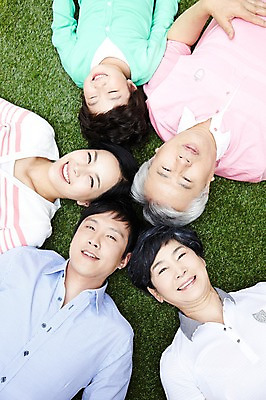 포토 JPG 주간 라이프스타일 여자 할아버지 노년 남자 행복 아들 할머니 어린이 가족 엄마 손자 휴식 대가족 미소 웃음 사람 동양인 소년 잔디 여러명 상반신 성인 야외 앞모습 30대 부모 하이앵글 눕기 소풍 화목 한국인 자녀 아빠 60대 며느리 가족사진 국내포토 자연요소 식물 감정 뷰포인트 다수 컨셉 관계 모션 표정 인종 생활 장년 야외활동 손주 파일형식 단체사진