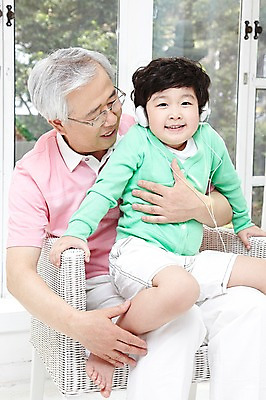포토 JPG 주간 라이프스타일 할아버지 노년 남자 행복 어린이 의자 창문 가족 안기 손자 실내 미소 웃음 사람 앉기 동양인 소년 성인 취미 두명 앞모습 헤드폰 화목 음악감상 한국인 60대 남자만 국내포토 자연요소 감정 뷰포인트 음향기기 가구 컨셉 관계 모션 표정 인종 내부 생활 감상 손주 파일형식