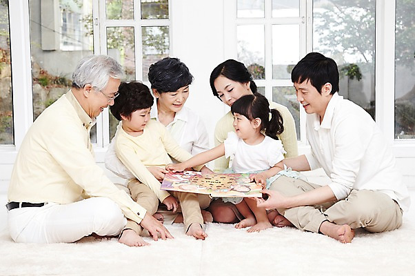 포토 JPG 주간 전신 라이프스타일 응시 여자 할아버지 노년 남자 딸 행복 아들 할머니 어린이 거실 창문 가족 엄마 손자 손녀 대가족 실내 미소 웃음 들기 사람 앉기 동양인 소녀 소년 여러명 성인 취미 앞모습 책 30대 부모 독서 화목 카펫 한국인 자녀 아빠 60대 며느리 가족사진 동화책 국내포토 자연요소 시선 감정 뷰포인트 다수 컨셉 관계 모션 표정 인종 내부 생활 장년 손주 파일형식 단체사진