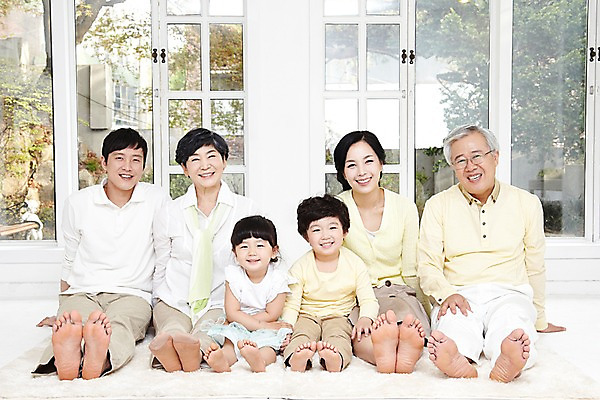 포토 JPG 주간 전신 라이프스타일 여자 할아버지 노년 남자 딸 행복 아들 할머니 어린이 포즈 거실 창문 가족 엄마 손자 손녀 대가족 실내 미소 웃음 사람 앉기 동양인 소녀 소년 여러명 성인 앞모습 30대 부모 화목 카펫 한국인 자녀 아빠 60대 며느리 가족사진 일렬 국내포토 자연요소 감정 뷰포인트 다수 컨셉 관계 모션 표정 인종 내부 생활 장년 손주 파일형식 단체사진