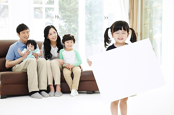 포토 JPG 주간 라이프스타일 배너 여자 남자 딸 행복 아들 어린이 거실 의자 창문 가족 엄마 사각프레임 광고판 실내 서기 미소 웃음 들기 사람 앉기 동양인 소녀 소년 여러명 성인 앞모습 아웃포커스 30대 부모 소파 화목 한국인 자녀 아기 아빠 알림 국내포토 자연요소 감정 뷰포인트 가구 다수 컨셉 관계 모션 프레임 알림판 촬영기법 표정 인종 내부 생활 장년 사각형 판 파일형식