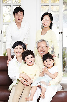 포토 JPG 주간 라이프스타일 여자 할아버지 노년 남자 딸 행복 아들 할머니 어린이 거실 의자 창문 가족 엄마 손자 손녀 대가족 실내 서기 미소 웃음 사람 앉기 동양인 소녀 소년 여러명 성인 앞모습 30대 부모 소파 화목 한국인 자녀 아빠 60대 며느리 가족사진 국내포토 자연요소 감정 뷰포인트 가구 다수 컨셉 관계 모션 표정 인종 내부 생활 장년 손주 파일형식 단체사진