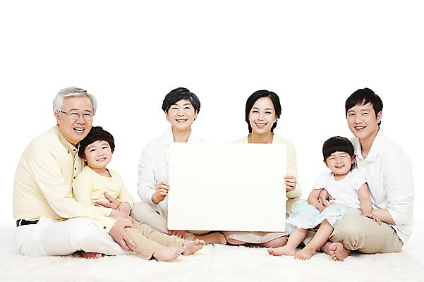 포토 JPG 전신 라이프스타일 배너 여자 할아버지 노년 남자 딸 행복 아들 할머니 어린이 가족 엄마 손자 손녀 대가족 사각프레임 광고판 미소 웃음 들기 누끼 사람 앉기 동양인 소녀 소년 여러명 성인 앞모습 30대 부모 화목 카펫 한국인 자녀 아빠 60대 알림 며느리 가족사진 국내포토 감정 뷰포인트 다수 컨셉 관계 모션 프레임 알림판 표정 인종 생활 장년 사각형 손주 판 파일형식 단체사진