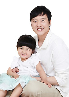 포토 JPG 라이프스타일 여자 남자 딸 행복 어린이 가족 미소 웃음 누끼 사람 앉기 동양인 소녀 성인 두명 30대 부모 화목 다정 한국인 육아 자녀 아빠 부녀 싱글대디 한부모가족 국내포토 감정 컨셉 관계 모션 표정 인종 생활 장년 파일형식