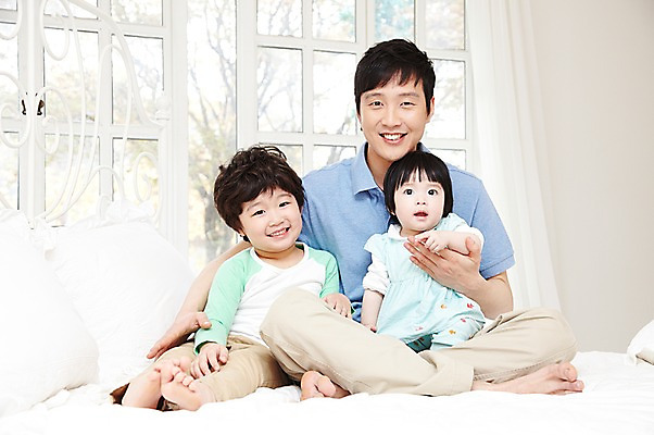 포토 JPG 전신 라이프스타일 여자 남자 딸 행복 아들 어린이 창문 가족 베개 놀이 실내 남매 미소 웃음 사람 앉기 동양인 소녀 소년 성인 앞모습 세명 30대 부모 화목 다정 침실 한국인 육아 자녀 침대 아기 아빠 국내포토 감정 뷰포인트 가구 컨셉 관계 침구 모션 표정 인종 내부 생활 장년 파일형식