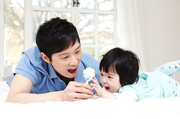 포토 JPG 라이프스타일 여자 남자 딸 행복 엎드리기 창문 가족 놀이 실내 미소 웃음 사람 동양인 성인 두명 아웃포커스 30대 부모 장난감 화목 다정 침실 한국인 육아 자녀 침대 아기 아빠 딸랑이 부녀 싱글대디 한부모가족 국내포토 감정 가구 컨셉 관계 모션 촬영기법 표정 인종 내부 생활 장년 아기용품 파일형식