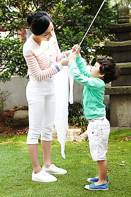 포토 JPG 주간 전신 나무 식물 라이프스타일 여자 남자 행복 아들 어린이 가사 가족 놀이 엄마 건조 서기 사람 동양인 소년 잔디 성인 야외 두명 옆모습 30대 부모 마주보기 정원 화목 다정 한국인 육아 자녀 빨래 빨랫줄 국내포토 모자관계 자연요소 감정 줄 뷰포인트 컨셉 관계 모션 인종 생활 장년 파일형식