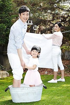 포토 JPG 주간 전신 나무 식물 라이프스타일 여자 남자 딸 행복 어린이 가사 가족 놀이 엄마 서기 미소 웃음 사람 동양인 소녀 잔디 성인 야외 옆모습 세명 30대 부모 정원 손잡기 화목 다정 한국인 육아 자녀 아빠 비눗방울 빨래 빨랫줄 빨래통 국내포토 자연요소 감정 줄 뷰포인트 컨셉 관계 모션 표정 인종 생활 장년 파일형식