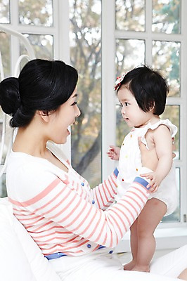 포토 JPG 라이프스타일 여자 딸 행복 창문 가족 안기 모녀 엄마 실내 미소 웃음 사람 앉기 동양인 성인 두명 옆모습 아웃포커스 30대 부모 마주보기 화목 다정 침실 한국인 육아 자녀 침대 아기 여자만 국내포토 감정 뷰포인트 가구 컨셉 관계 모션 촬영기법 표정 인종 내부 생활 장년 파일형식