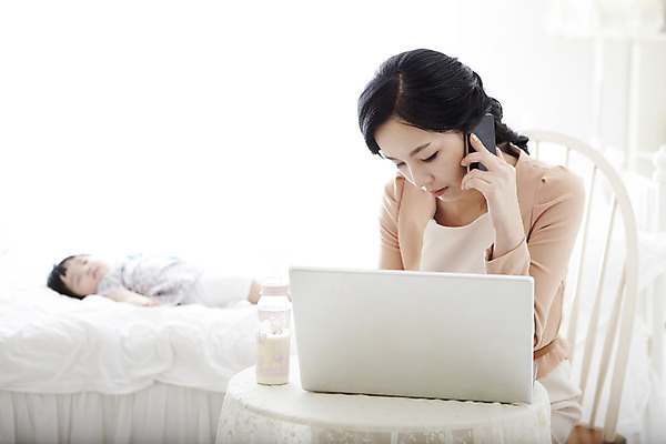 포토 JPG 라이프스타일 여자 딸 행복 가족 탁자 모녀 엄마 실내 사람 앉기 동양인 성인 두명 아웃포커스 30대 노트북 스마트폰 컴퓨터 부모 화목 다정 침실 한국인 육아 자녀 침대 아기 잠 업무 직장인 비즈니스우먼 작업실 젖병 바쁨 통화 슈퍼맘 여자만 국내포토 직업 감정 가구 컨셉 비즈니스 관계 모션 촬영기법 인종 내부 생활 장년 전자제품 핸드폰 스마트기기 아기용품 작업 주부 파일형식