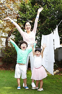 포토 JPG 주간 전신 나무 식물 라이프스타일 여자 남자 딸 행복 아들 어린이 가사 가족 놀이 엄마 남매 서기 미소 웃음 사람 동양인 소녀 소년 잔디 성인 야외 앞모습 세명 30대 부모 정원 화목 다정 만세 한국인 육아 자녀 빨래 빨랫줄 국내포토 자연요소 감정 줄 뷰포인트 컨셉 관계 모션 표정 인종 생활 장년 파일형식