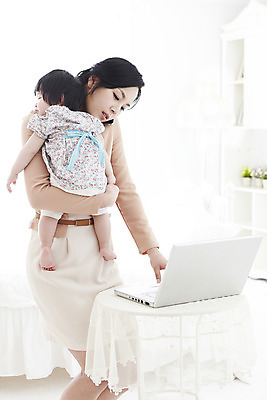포토 JPG 라이프스타일 여자 딸 행복 가족 탁자 모녀 엄마 책장 실내 서기 사람 동양인 성인 두명 30대 노트북 컴퓨터 부모 화목 다정 침실 한국인 육아 자녀 침대 아기 업무 직장인 비즈니스우먼 작업실 출근 바쁨 슈퍼맘 여자만 국내포토 직업 감정 가구 컨셉 비즈니스 관계 모션 인종 내부 생활 장년 전자제품 작업 주부 출퇴근 파일형식