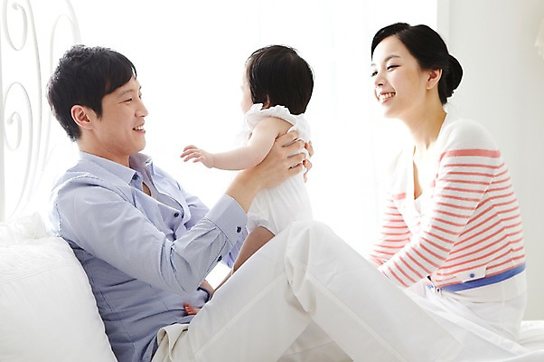 포토 JPG 라이프스타일 여자 남자 딸 행복 가족 안기 놀이 엄마 실내 미소 웃음 사람 앉기 동양인 성인 옆모습 세명 30대 부모 화목 다정 침실 한국인 육아 자녀 침대 아기 아빠 국내포토 감정 뷰포인트 가구 컨셉 관계 모션 표정 인종 내부 생활 장년 파일형식